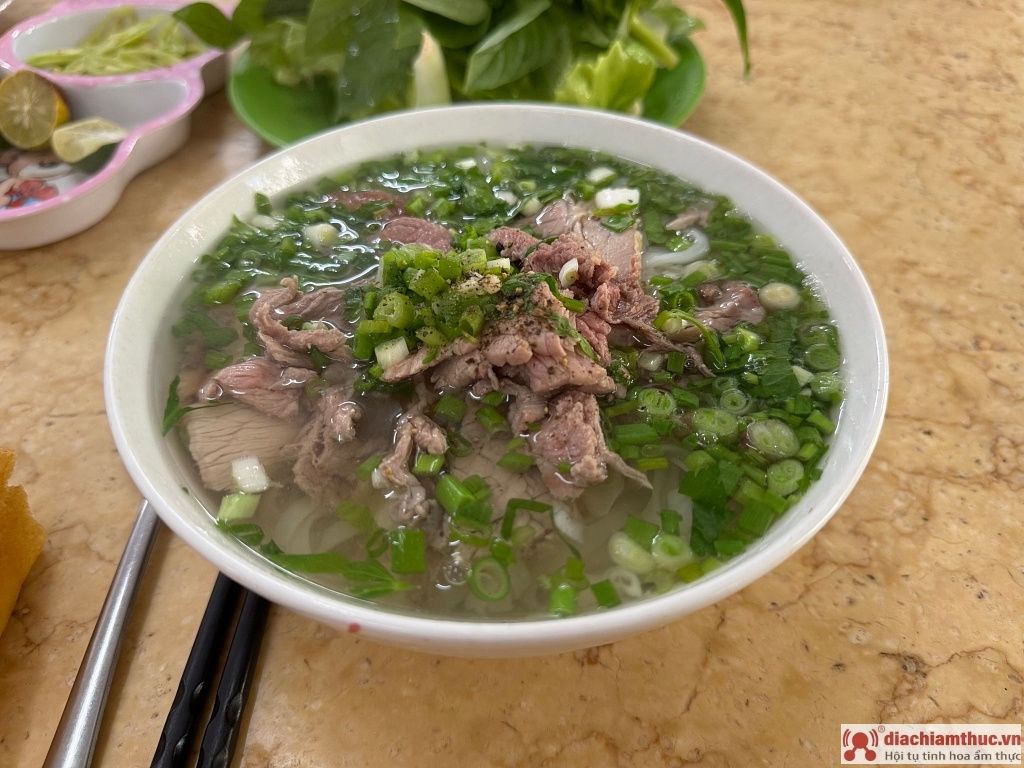 Một tô bún bò Huế tại Bánh Canh Xuân An