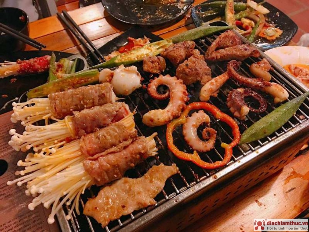 Các món gồm bò cuộn nấm, bạch tuộc, thịt nướng... ngon ở quán An BBQ