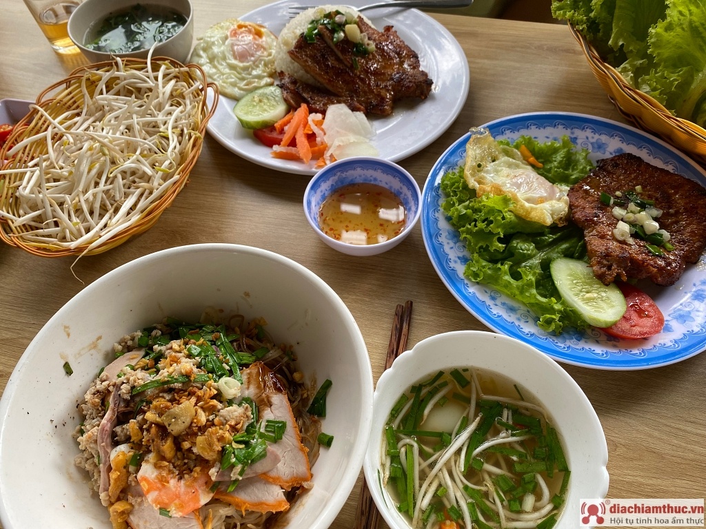 Quán Hùng Phát chuyên phục vụ các món ăn đặc sản Đà Lạt và các món ăn Việt Nam truyền thống