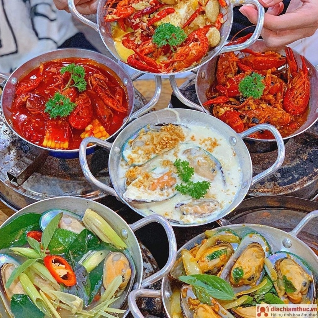 Chili quán Sài Gòn với món ăn hấp dẫn với màu sắc bắt mắt, đầy đặn topping