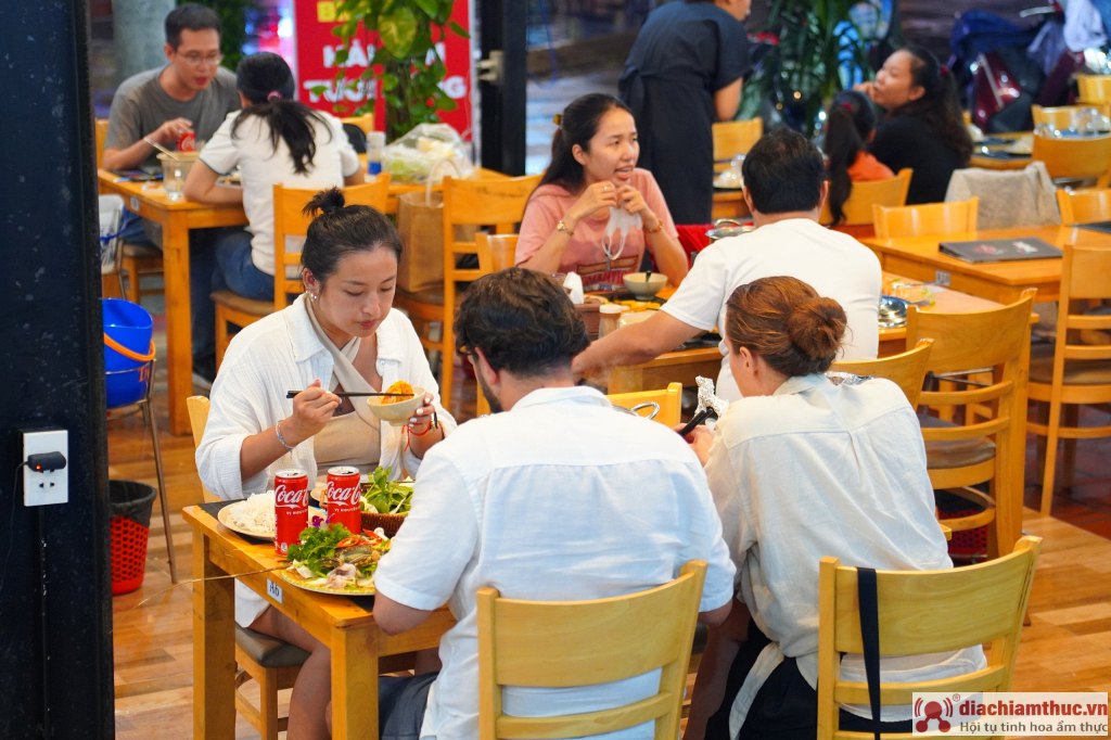 Trải nghiệm ẩm thực hải sản tươi ngon tại Nhà hàng Biển Việt