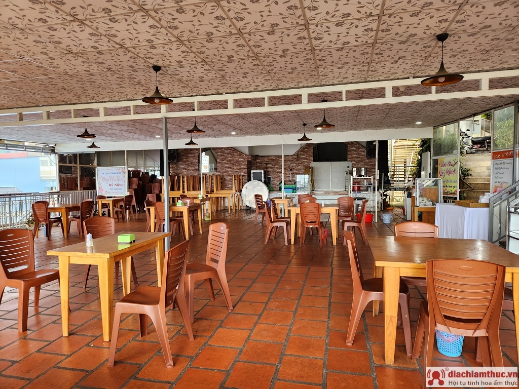 Không gian nhà hàng Sương Mai được bài trí đơn giản, ấm cúng với những bộ bàn ghế gỗ mộc mạc