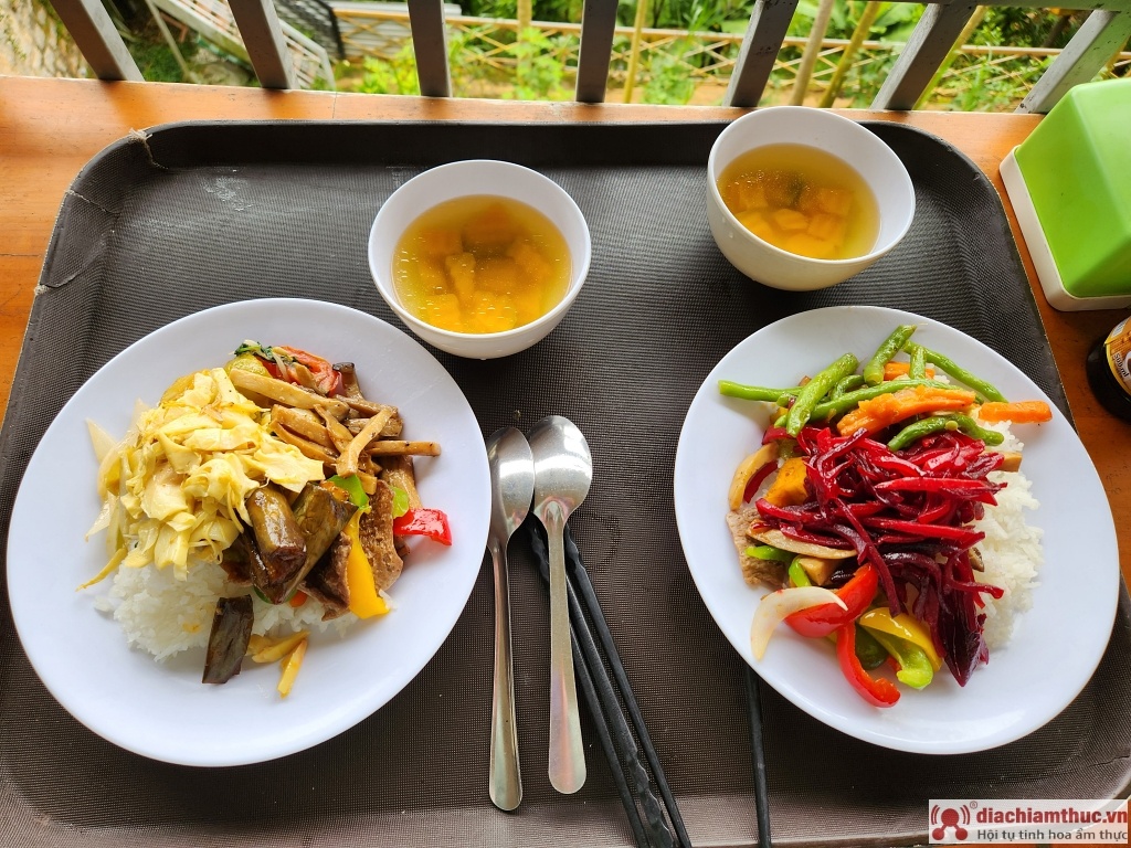 Món cơm chay nhà hàng Sương Mai  với nhiều món ăn đa dạng, được trình bày đẹp mắt và hấp dẫn