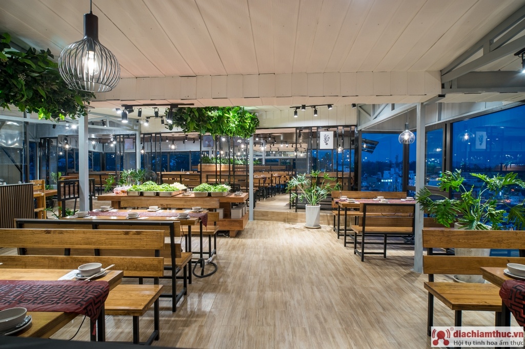 Nhà hàng Lagim – buffet rau Đà Lạt có phong cách thiết kế hiện đại, trẻ trung với gam màu chủ đạo là xanh lá và nâu gỗ