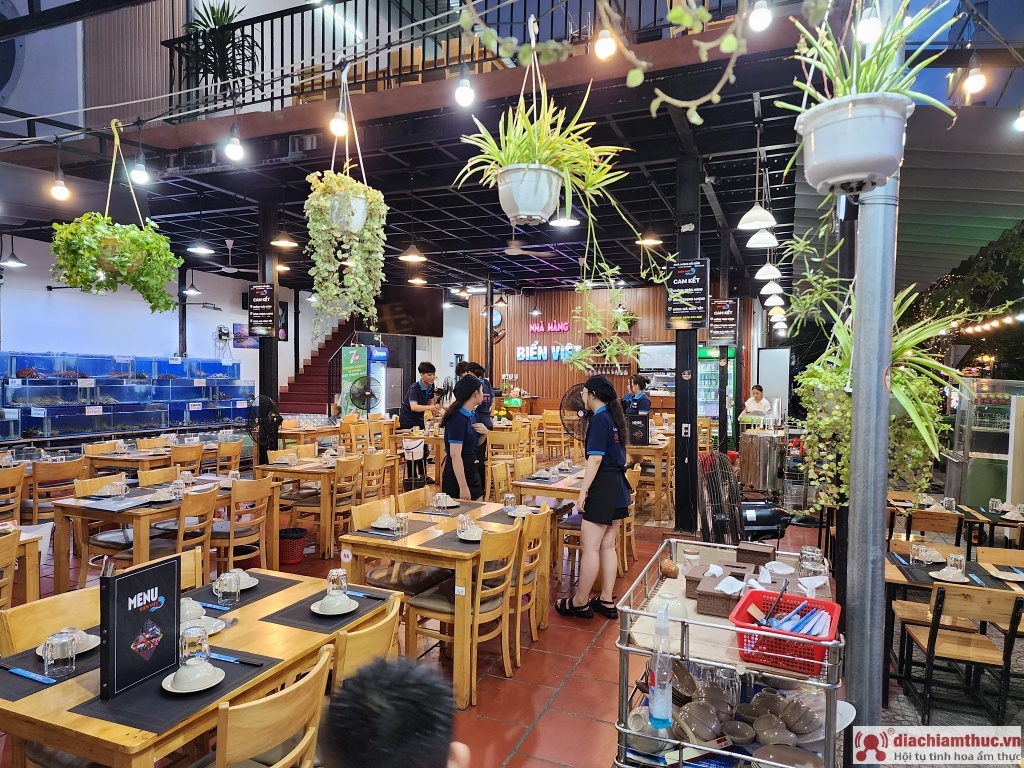 Không gian nhà hàng Biển Việt rộng rãi và thoáng đãng