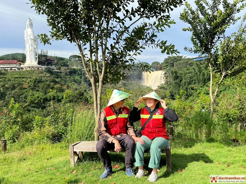 Tám Trình Coffee có view ngắm thác Voi hùng vỹ